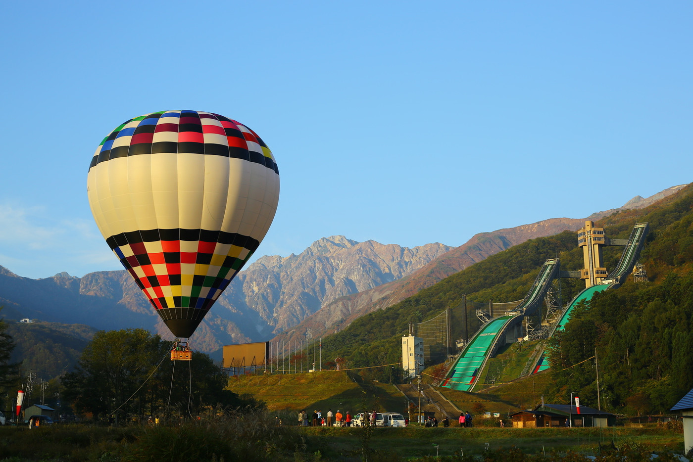 熱気球に山麓サイクル、自然体験を楽しんで4270283