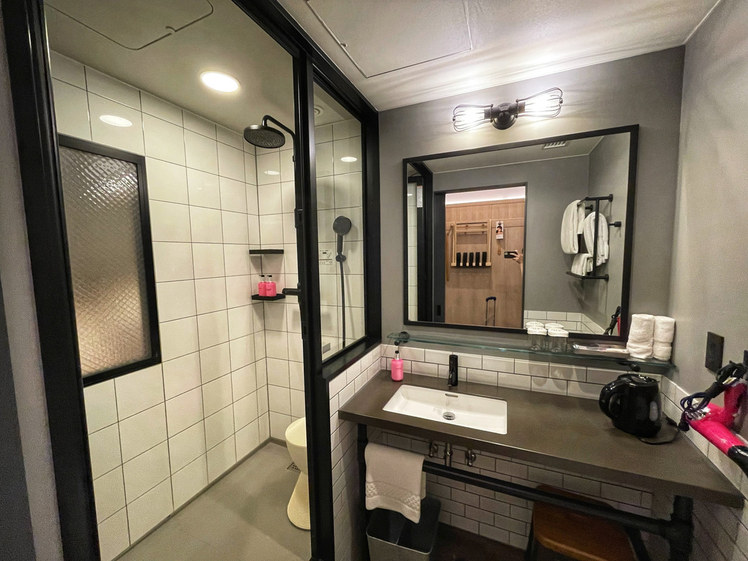 湯船は無く海外っぽいシャワーのみ！でも、しっかりガラスの扉で仕切れてトイレの方まで水浸しなんてこともないです。