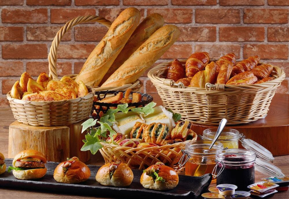 胃袋が2つ欲しい！焼き立てパン＆ぷりぷり「勝手丼」にノックアウト4283933