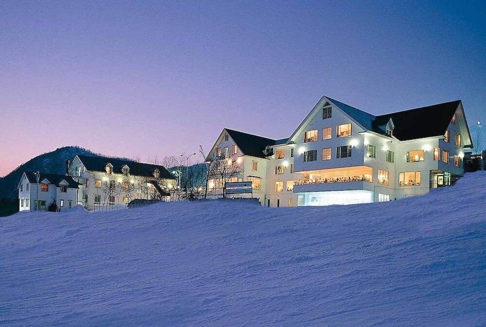 施設の正面 (日没後)