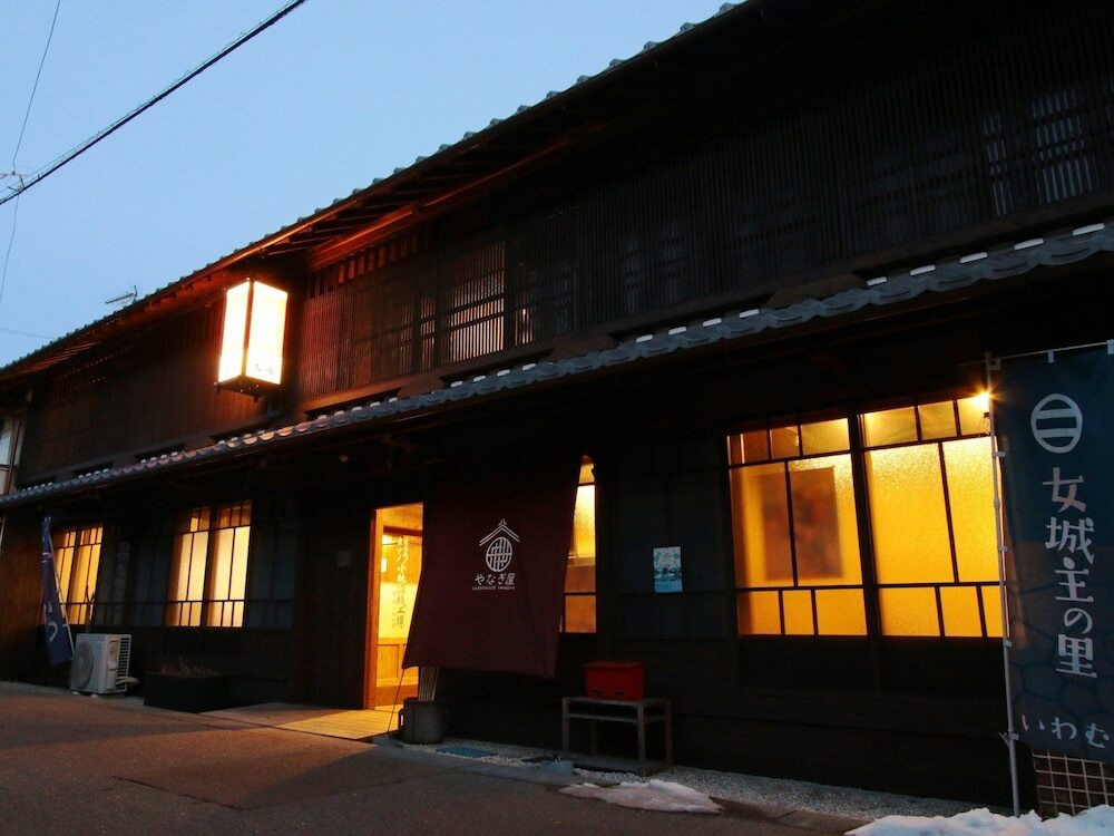 施設の正面 (日没後)