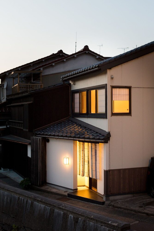 施設の正面 (日没後)