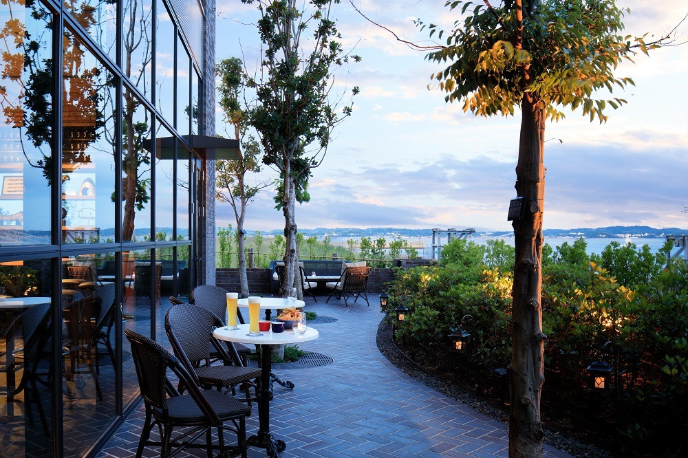 バーのテラス席で開放感を楽しもう3427019