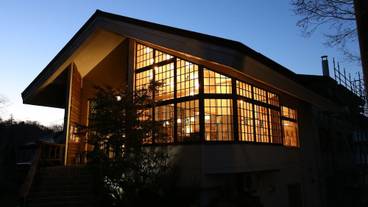 施設の正面 (日没後) / 4