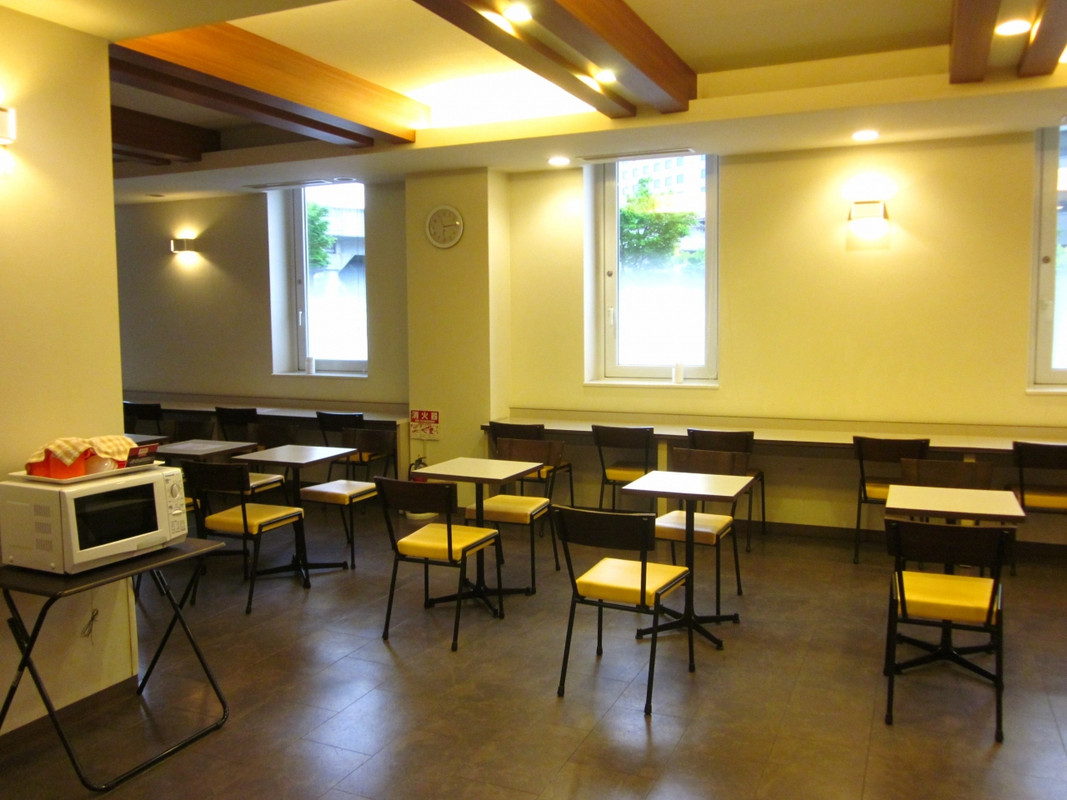 １階朝食時間外はパブリックスペースとして利用