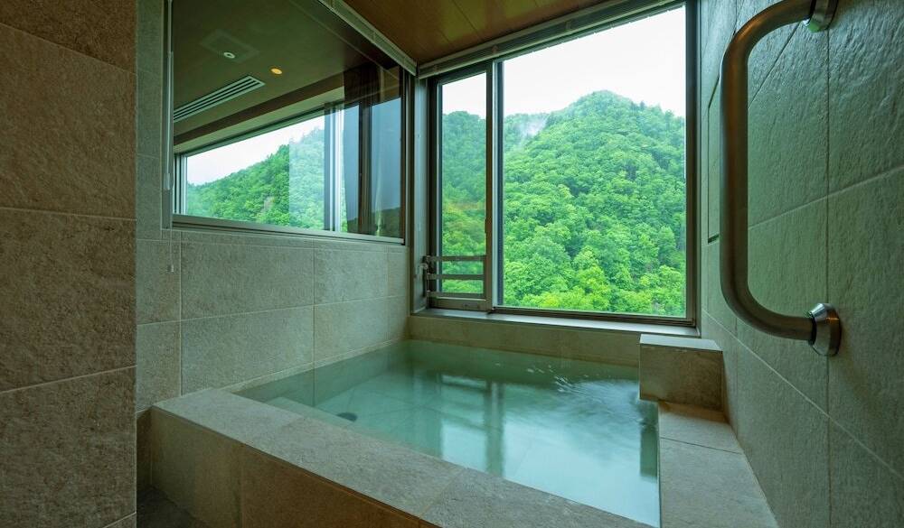 客室の温泉で
すっきり目覚めよう！ / 2