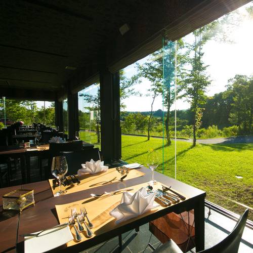 中庭を望むレストラン / 5