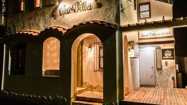 施設の正面 (日没後) / 1