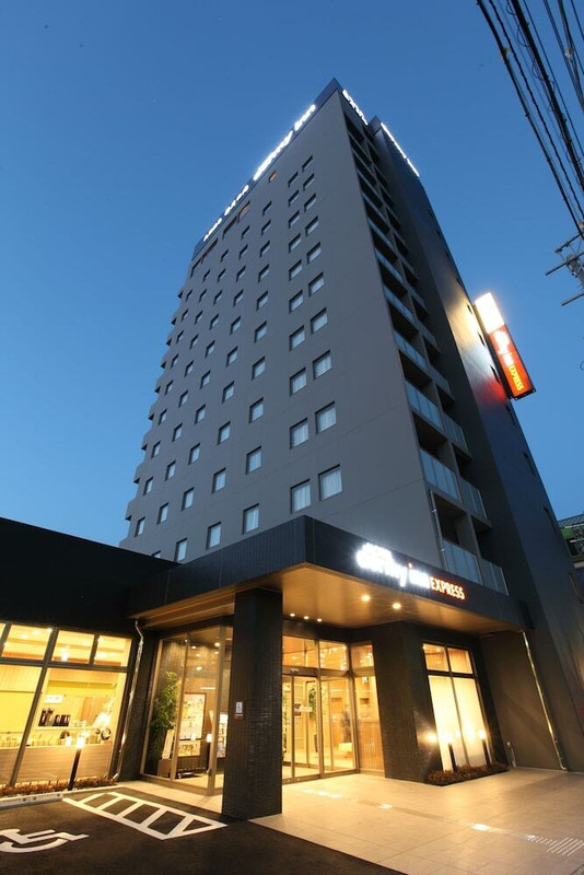 施設の正面 (日没後)