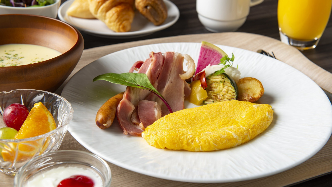 焼き立てパンの朝食に心おどる4006283