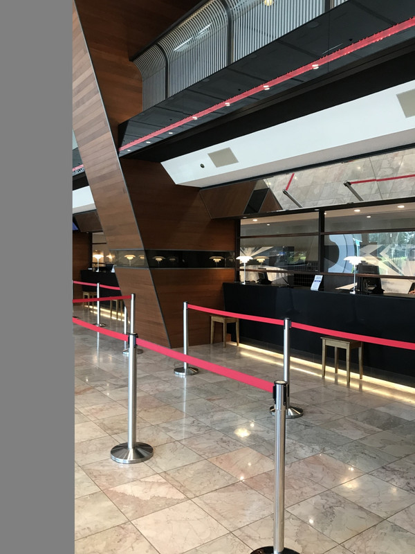 フロント・混雑時には長蛇の列