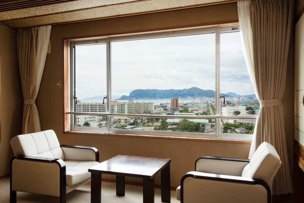 函館山を望む客室