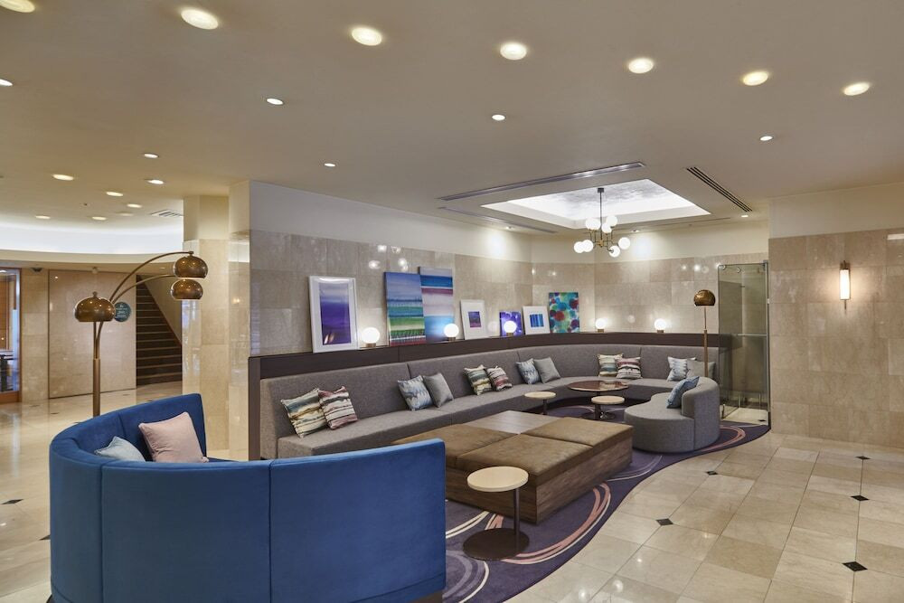 青い色で統一されたロビー