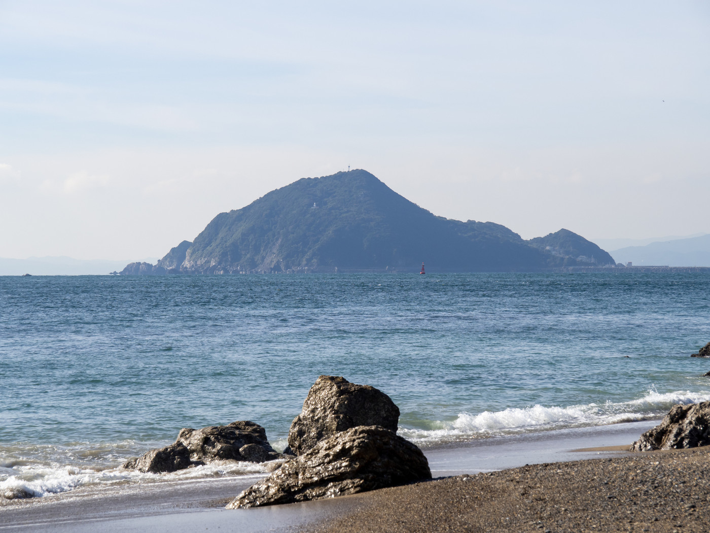 恋路ヶ浜(愛知県田原市)から見た神島(三重県鳥羽市)。