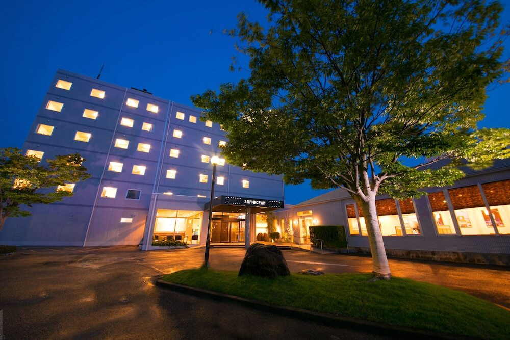 施設の正面 (日没後)