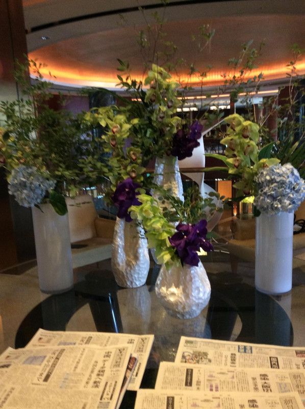 ホテルフロントホールではお花がお出迎えです。