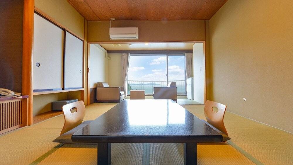 オーシャンビューの
お部屋でのんびり / 4