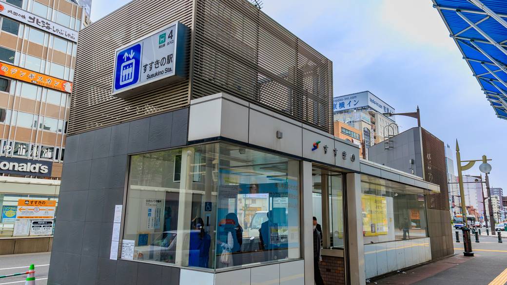 すすきの駅から宿まで徒歩約7分 / 3