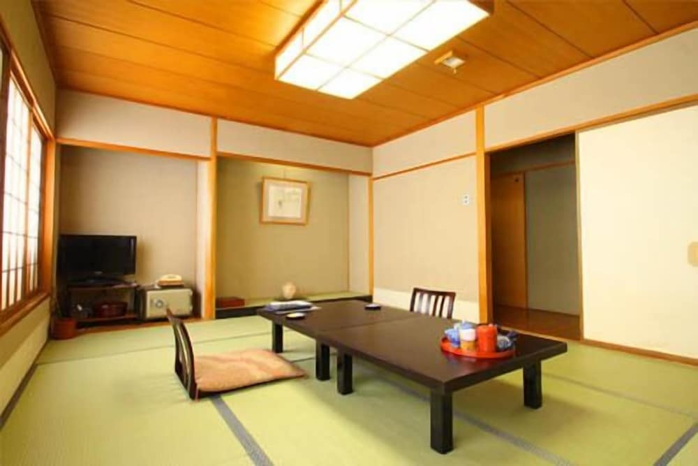 高岡市発祥の老舗料理旅館の別館で舌鼓3442650