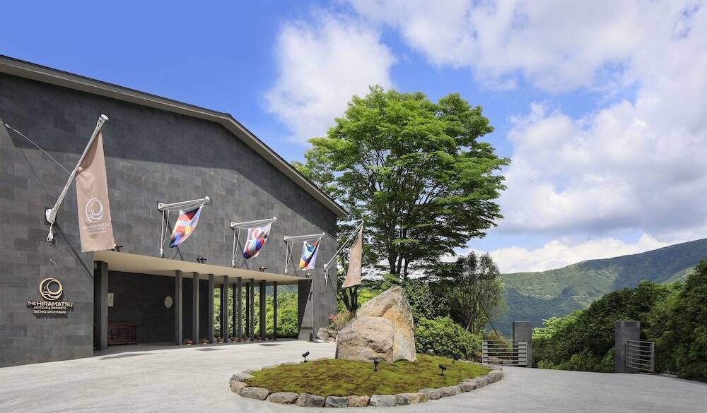 美食と温泉に酔いしれる
ラグジュアリーな宿に到着 / 1