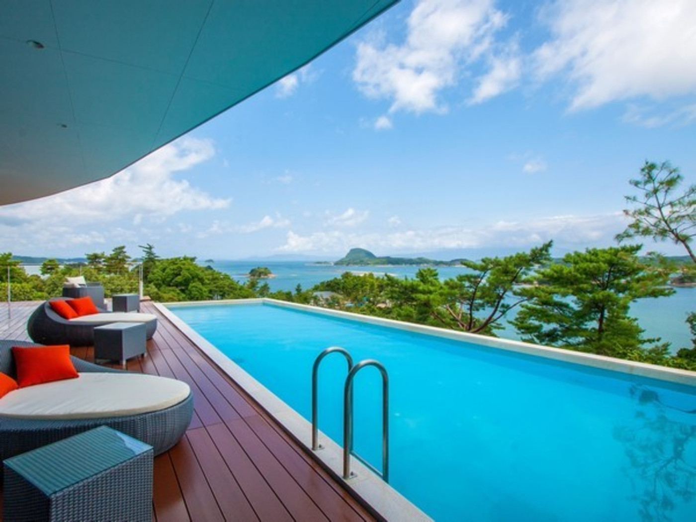 まるで天空に浮かぶ豪華客船！絶景自慢のリゾートホテル3495400