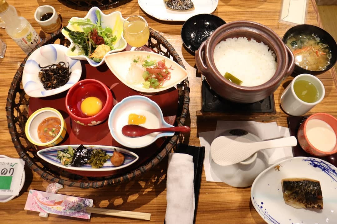  宿の前の海岸を散歩してから、朝食をいただきました。
