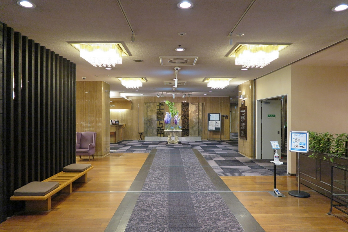 そして、ロビーに入ると老舗の風格 