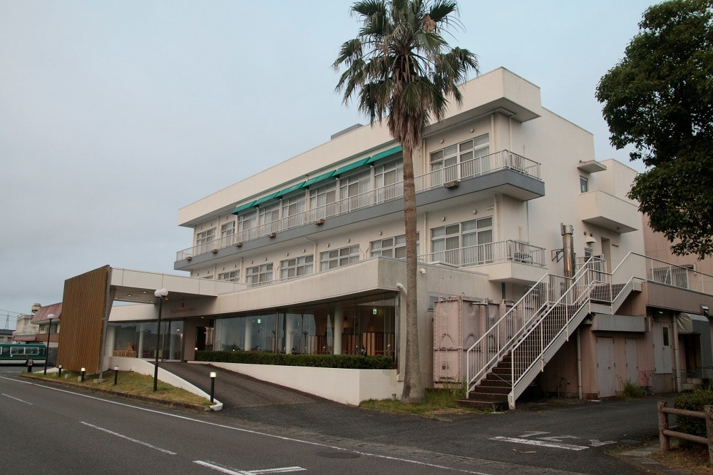 周囲に溶け込む低層のホテル