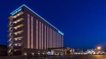 施設の正面 (日没後) / 1