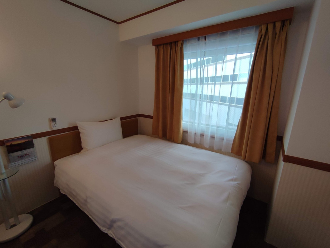 ベッドは十分な大きさ、部屋も狭くない。窓からのビューは残念