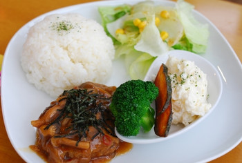 「たんぽぽの庭」料理 1090219 ハンバーグ（和風）