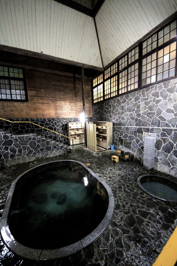 すべて源泉かけ流し、立ったまま入れる珍しいお風呂もあり4251504