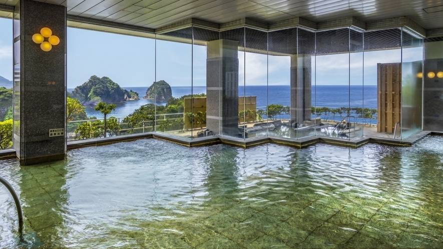 高台の露天風呂から
早朝の堂ヶ島を望む / 2