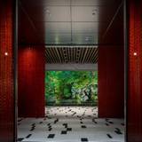 赤い箔をまぶした木製の自動扉 / 4