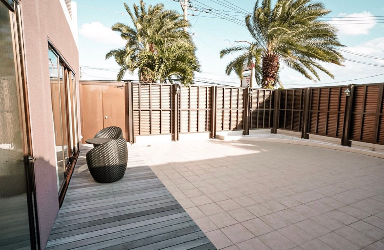 「ロイヤルスイート」のテラスからはヤシの木がみえて、リゾート気分も最高潮 / 3