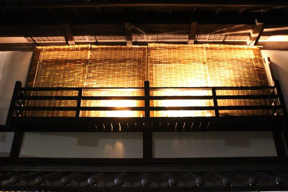 施設の正面 (日没後)