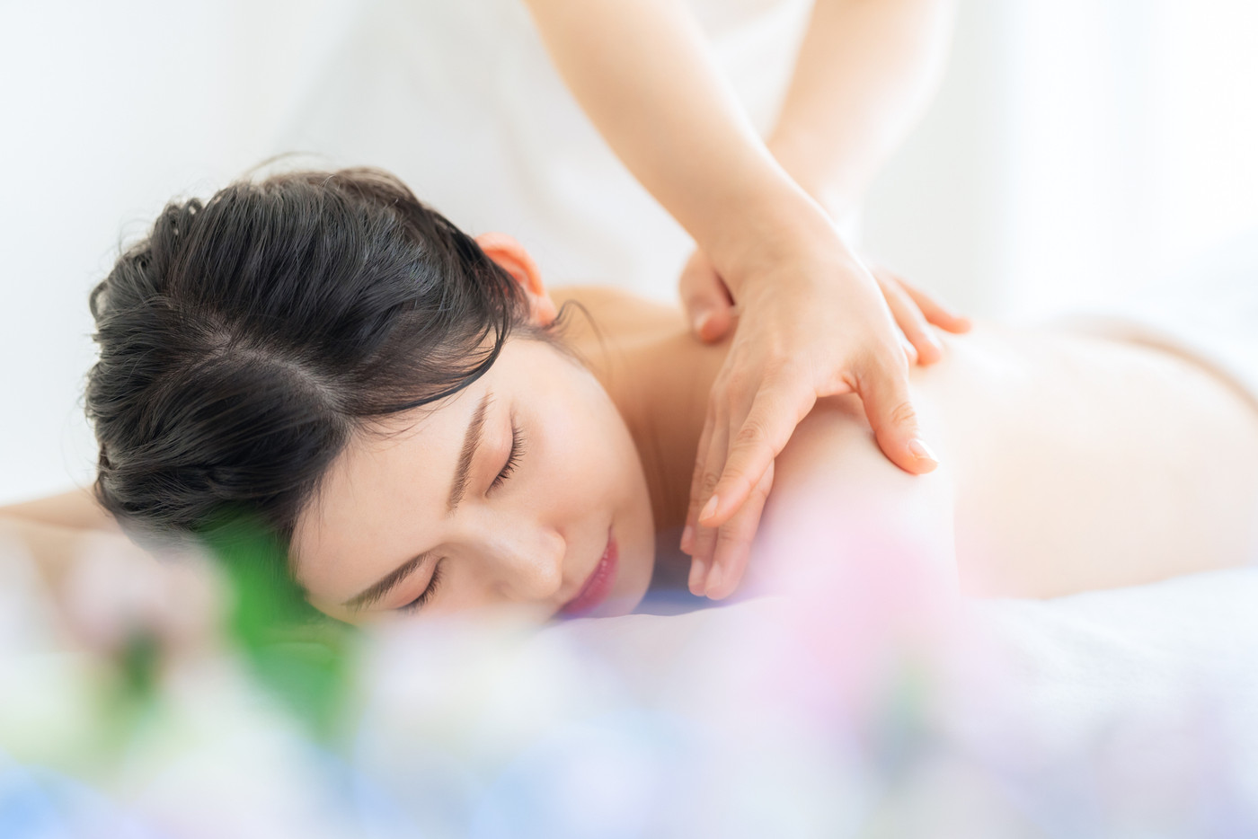 エステサロンでスキンケアをするミドルの女性