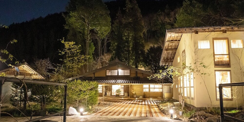 施設の正面 (日没後)