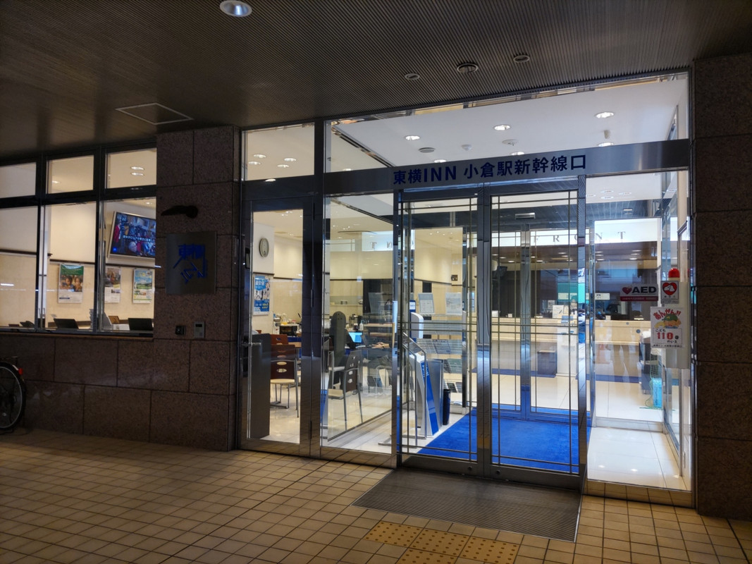 ホテルの玄関。午後7時過ぎに撮影。