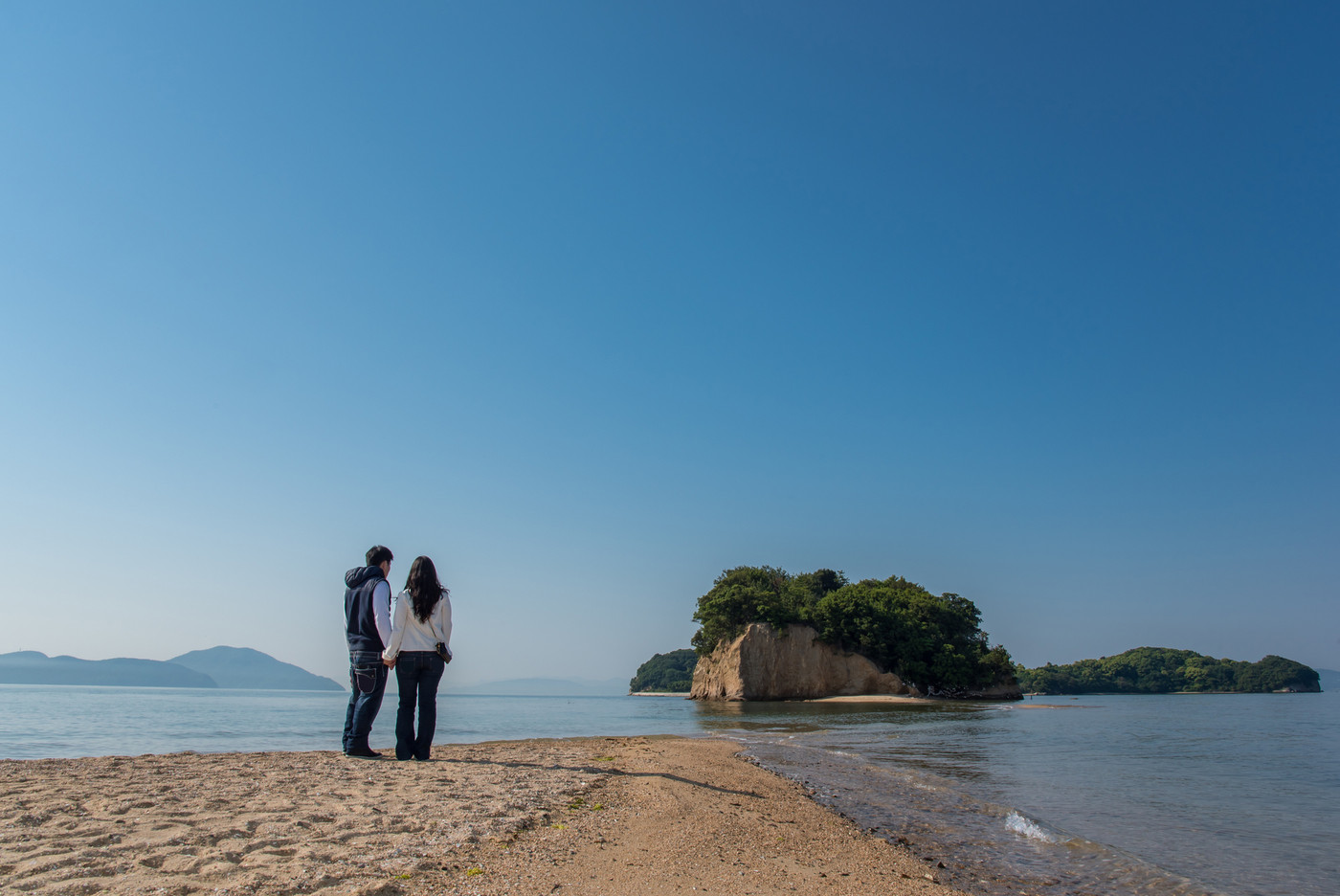 小豆島 朝のエンジェルロードを眺めるカップル