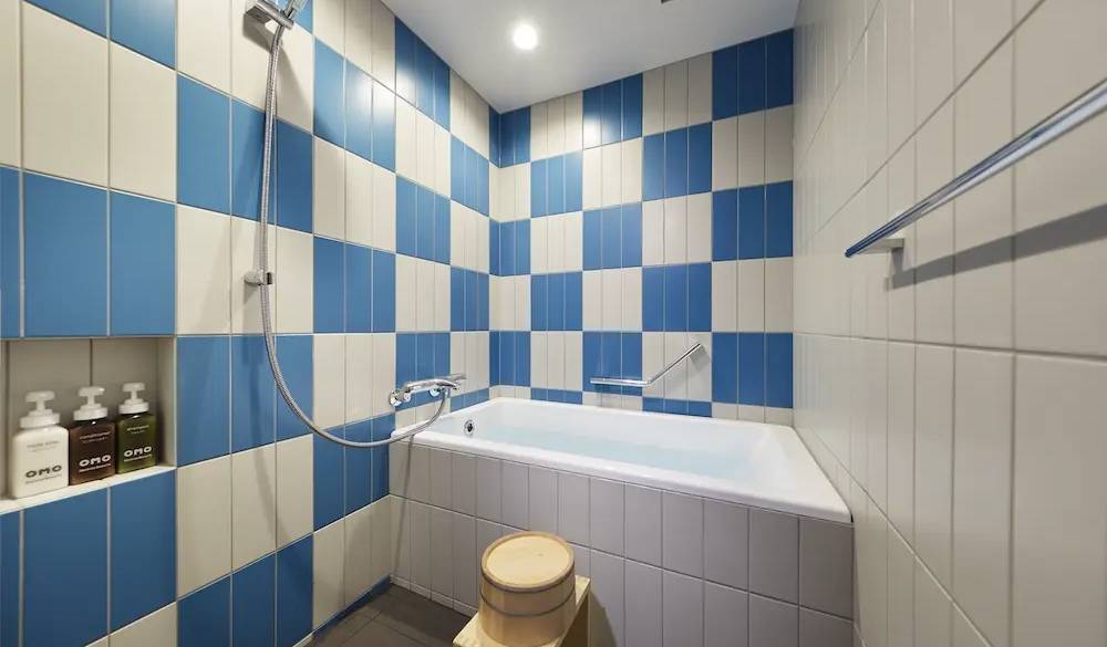 市松模様でデザインされたバスルームは独立型です。洗い場でゆっくり体を洗って、浴槽でのんびりお湯に浸かって、自宅のように癒されて。