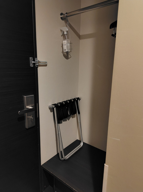 部屋入ってすぐに荷物置きがあります。スペース十分です