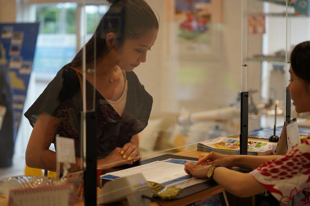 チェックイン / チェックアウト キオスク