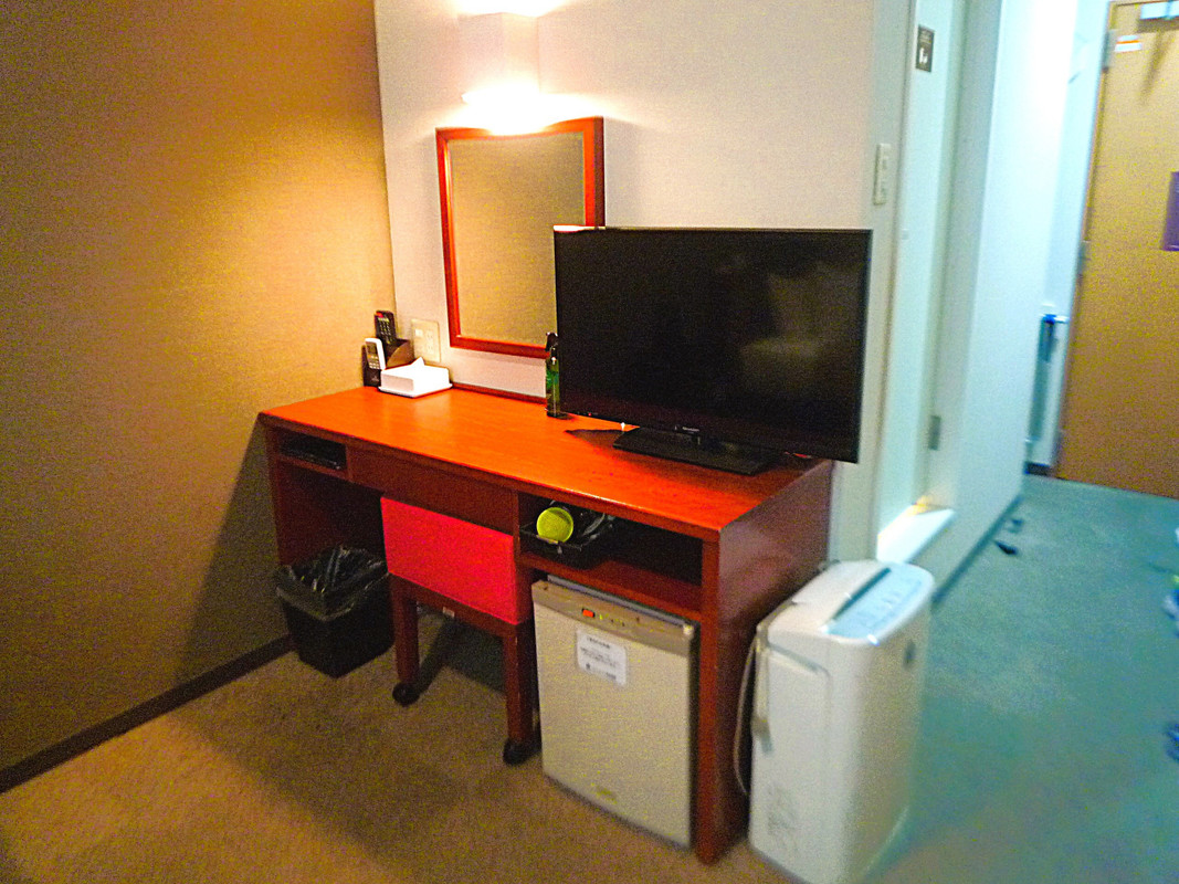 照明が暗いデスク周り？