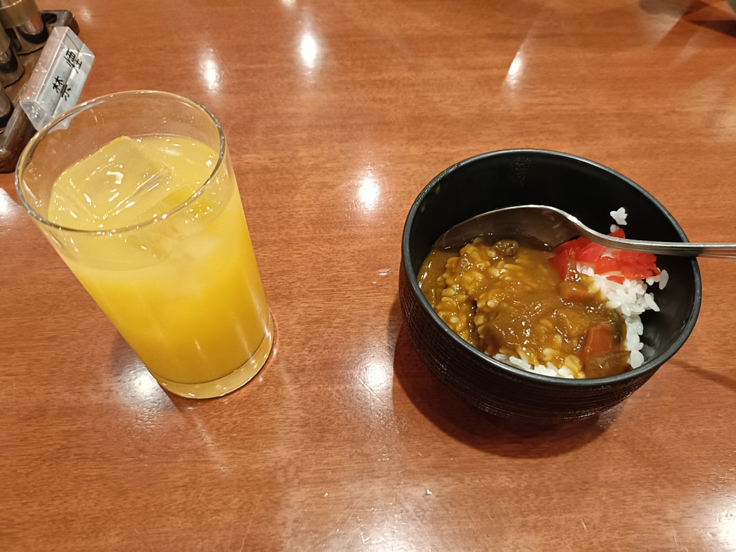 ウエルカムドリンクとカレー