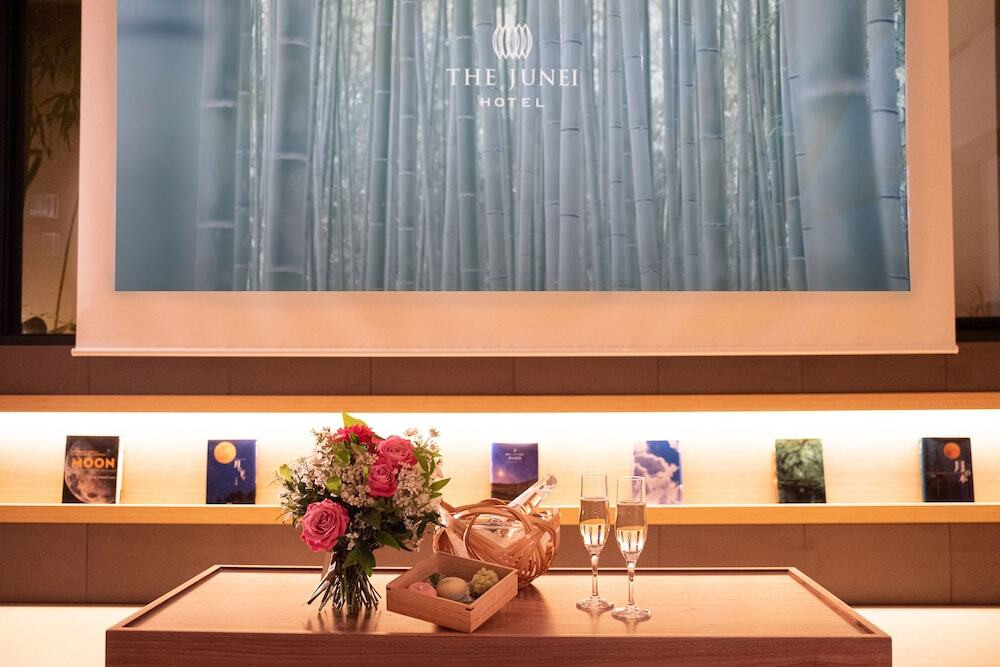 客室内　大画面のスクリーン