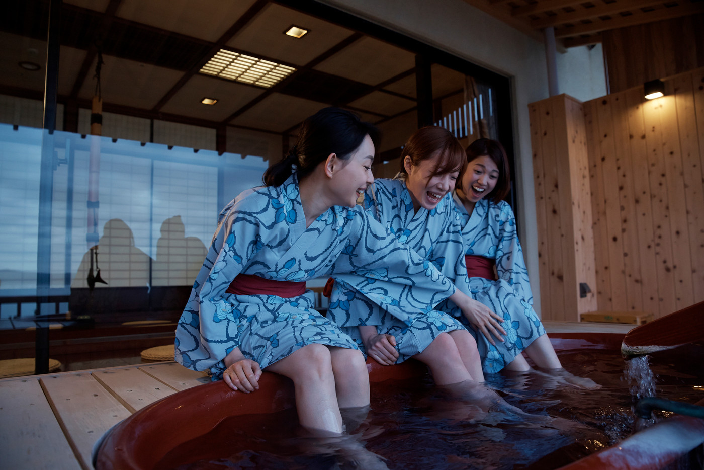 足湯する女性達