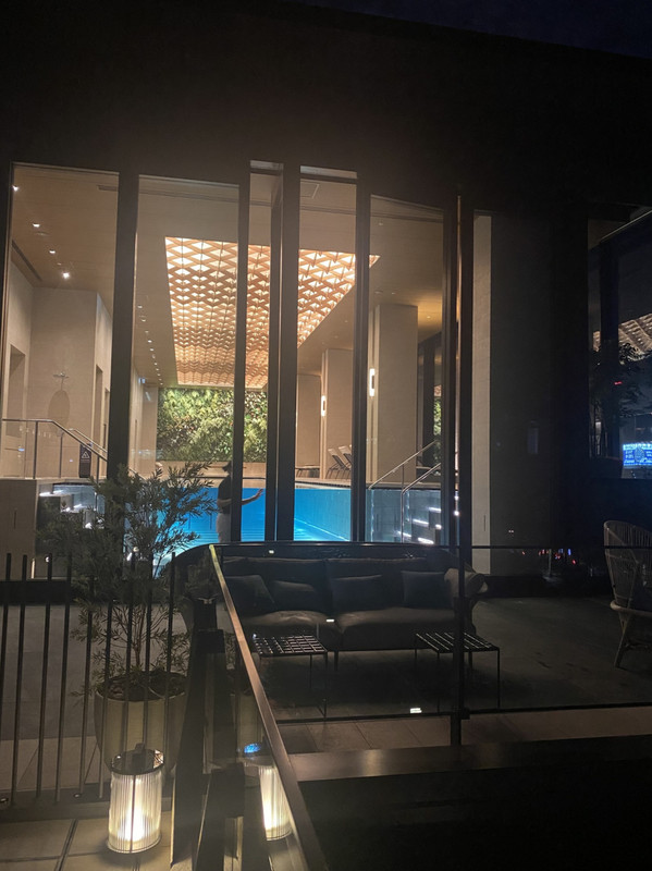 夜プールでプライベート感満載でした