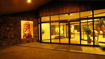 施設の正面 (日没後) / 2