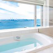 ヨコハマ グランド インターコンチネンタル ホテル（神奈川県 シティホテル）：横浜港を一望するバスルーム。海景を眺めながら癒しのひとときを。 / 3